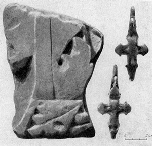 Находки из раскопок храма на Пампук-Кая: </br>капитель, русский энколпий