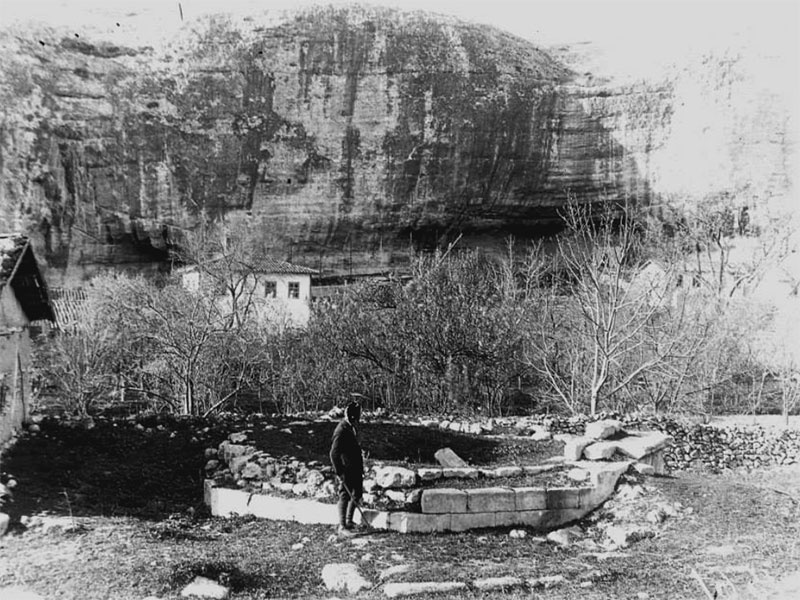 Раскопки склепов в низовьях ущелье Канлы-Дере (Бахчисарай, Крым). Фото 1927 года.