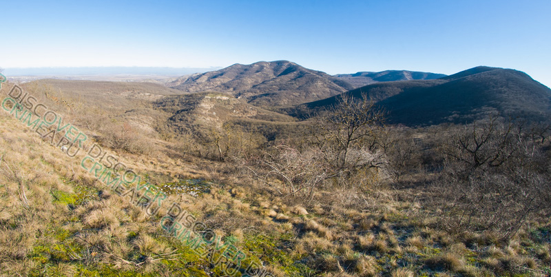 Вид окрестностей русла речки Сухой Индол с вершины горы Шпиль. Крым, недалеко от села Грушевка