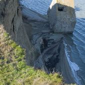 ДОТ, упавший в Сиваш в результате а - ДОТ, упавший с высокого берега в Сиваш в результате абразии (разрушения береговой линии) dsc_7954