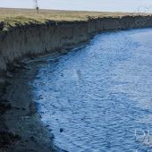 Берег Сиваша недалеко от Чонгарско - Обрывистый берег Сиваша недалеко от Чонгарского железнодорожного моста. На дальнем плане - ДОТ dsc_7958