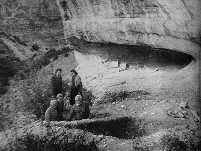 Раскопки у грота-стоянки Староселье. Ущелье Канлы-Дере (Бахчисарай, Крым)