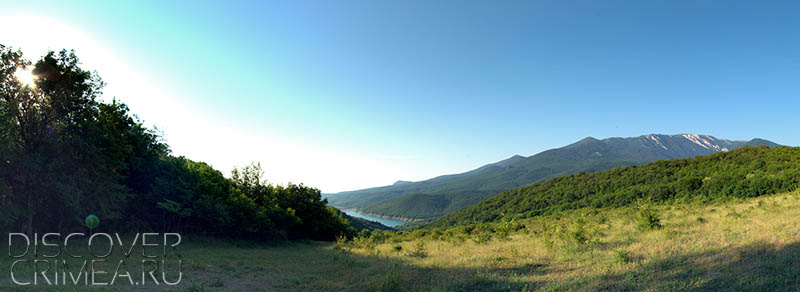 Вид с розовых полей на Главную гряду Крымских гор. Снято у посёлка Розовый под Алуштой